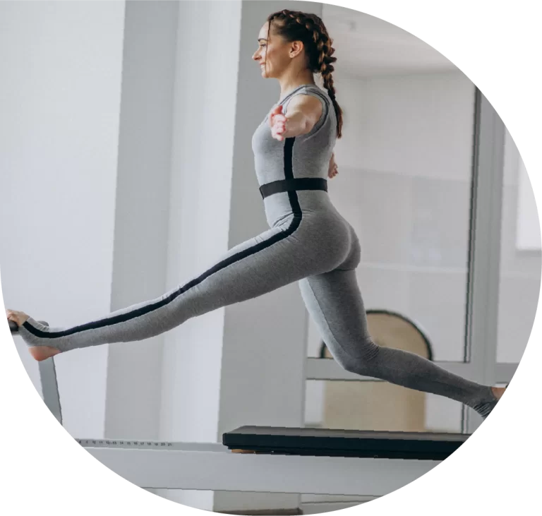 Mulher praticando Pilates em equipamento reformer